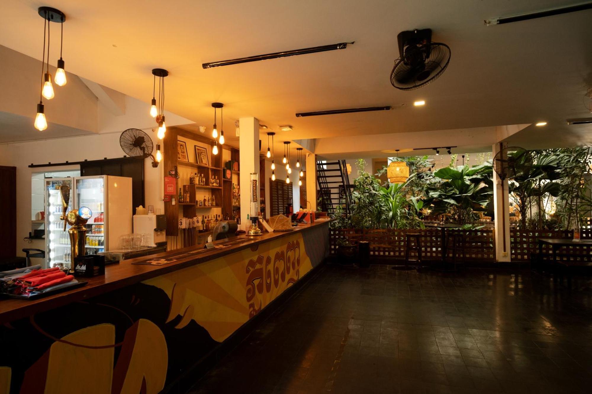 Mad Monkey Hostel *